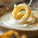 Test della temperatura dell'olio con un pezzo di pane.