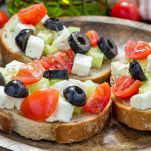 crostini-greca-pomodorini-feta