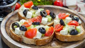 Crostini con pomodorini e feta alla greca