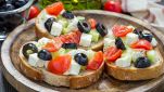 Crostini con pomodorini e feta alla greca