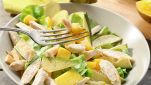 Insalata di vacanza con pollo, mango e avocado