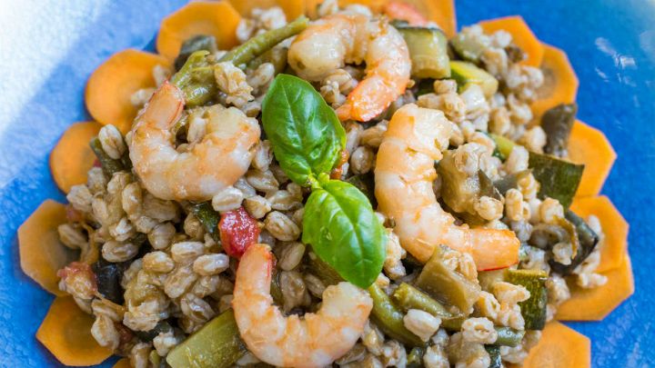 Insalata di farro con fagiolini e gamberetti