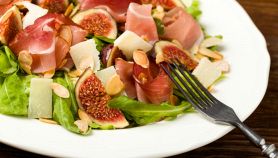 Insalata con fichi freschi, prosciutto crudo, parmigiano e mandorle