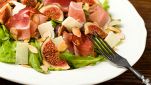 Insalata con fichi freschi, prosciutto crudo, parmigiano e mandorle