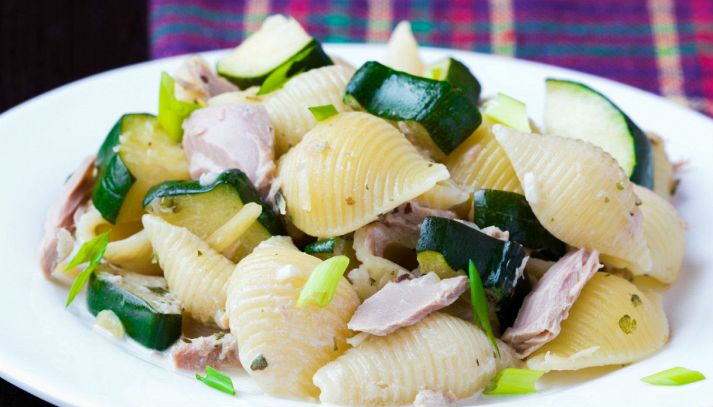 Insalata di pasta con tonno e zucchine