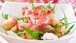 Insalata con pesche, mozzarella e prosciutto