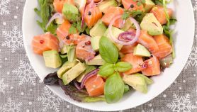 Insalata di salmone, avocado e cipolle di Tropea