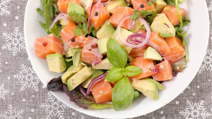 Insalata di salmone, avocado e cipolle di Tropea