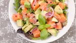 Insalata di salmone, avocado e cipolle di Tropea