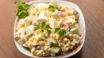 Insalata di surimi con cetriolo, mais e maionese