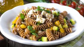 Fusilli integrali con verdure e feta