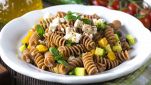 Fusilli integrali con verdure e feta