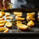 patate al forno croccanti nella teglia per il forno
