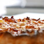 Torta salata con prosciutto cotto, patate e mozzarella