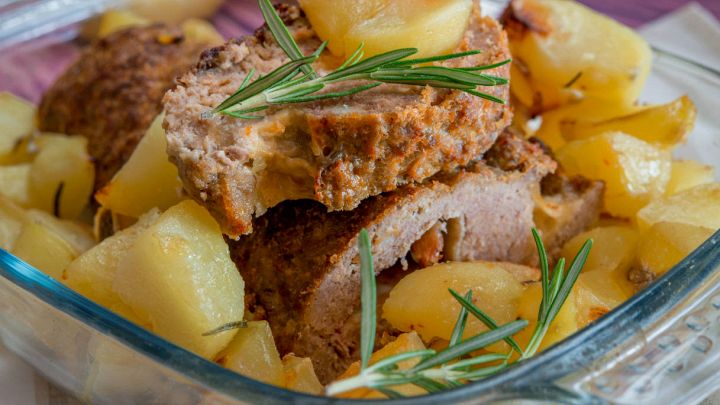 Polpettone ripieno al forno con prosciutto e formaggio