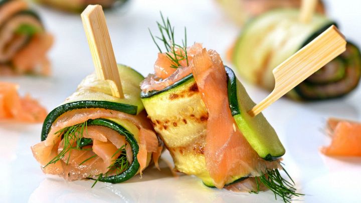 Rotolini di zucchine e salmone