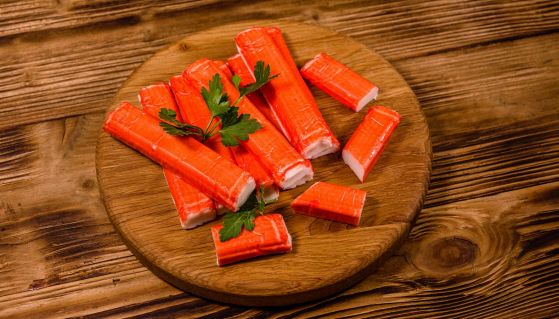 Il surimi, piatto tipico della tradizione giapponese, è prodotto con pesce di vario tipo (ma non polpa di granchio, come erroneamente creduto): ecco le sue proprietà