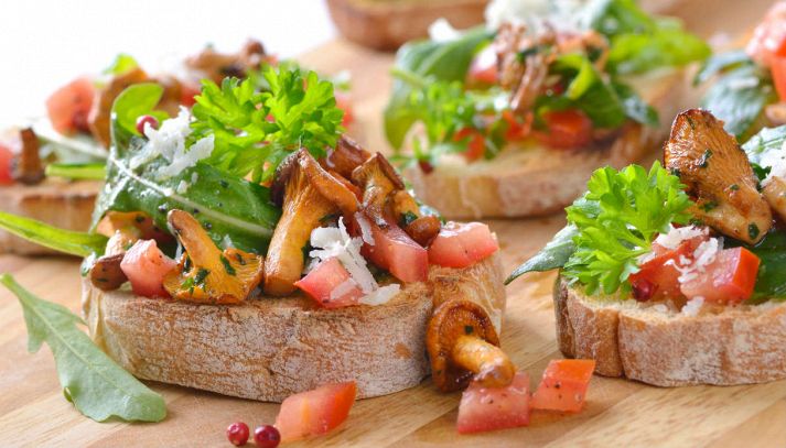 Tartine con pomodori, rucola e finferli