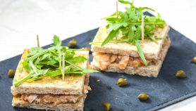 Tartine con tartare di salmone, capperi e rucola