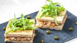 Tartine con tartare di salmone, capperi e rucola