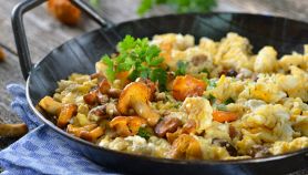 Uova strapazzate con funghi finferli