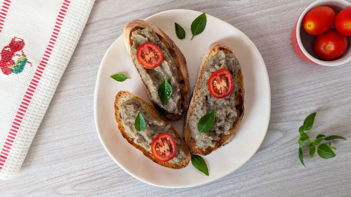 Piatto con bruschette alla crema di melanzane