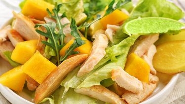 Gustosa insalata di pollo, mango e avocado