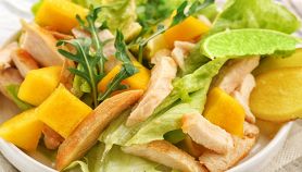 Gustosa insalata di pollo, mango e avocado