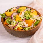 Insalata di pollo, mango e avocado con cipolla