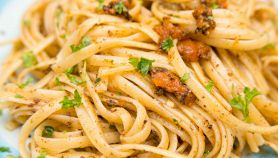 Linguine con bottarga e ricci di mare