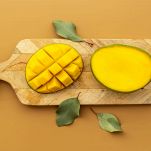 Tagliere di legno con mango tagliato a cubetti