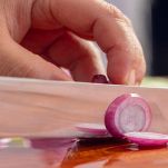 Affettare la cipolla sul tagliere