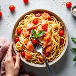 L'aggiunta del salmone e dei pomodorini