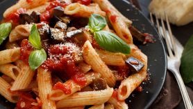 Penne melanzane e salsiccia