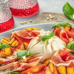 Pesche grigliate con prosciutto e burrata al centro