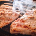 Cottura di petto di pollo sulla bistecchiera
