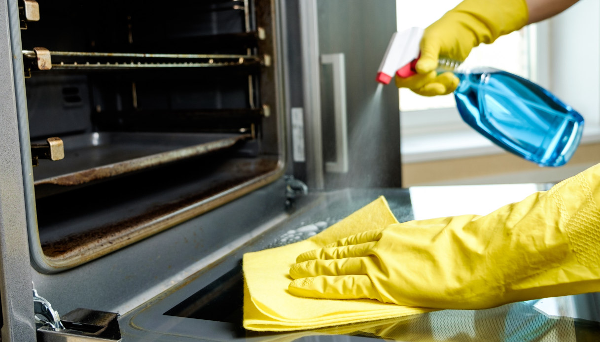 Come pulire il forno incrostato: metodi e cosa usare