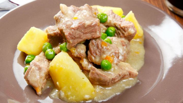 Spezzatino di manzo con piselli e patate
