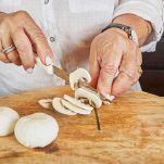 affettateli in fette regolari di circa 5 mm di spessore