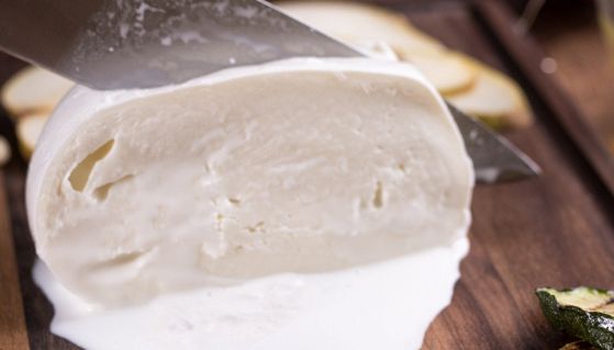 mozzarella bufala tagliata con coltello