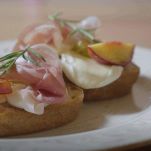 bruschetta con frutta e mozzarella