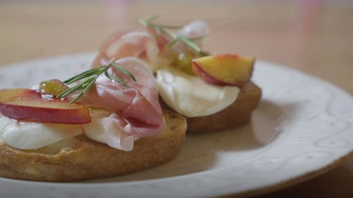 Bruschette con mozzarella e prosciutto crudo