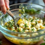 Aglio, rosmarino, olio, sale, pepe