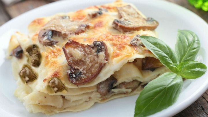 Lasagne bianche con funghi, salsiccia e provola