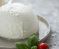 Valida alternativa alla comune mozzarella vaccina, la mozzarella di bufala campana DOP è una vera prelibatezza: ecco le sue proprietà nutrizionali