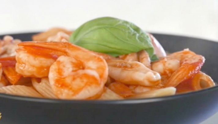 Pasta con calamari e gamberi rossa