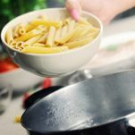 Versare pasta in pentola