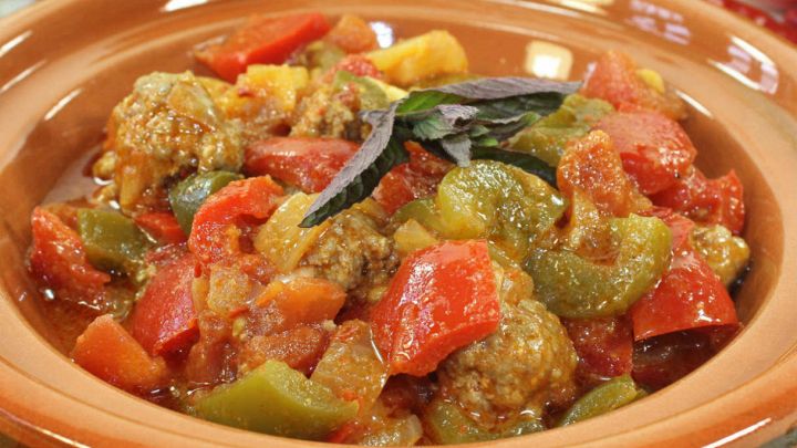 Polpette con salsa ai peperoni