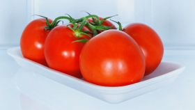 Pomodori conservati in frigorifero: cosa fare prima di cucinarli