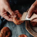 rimuovete la terra dai funghi con un pennello